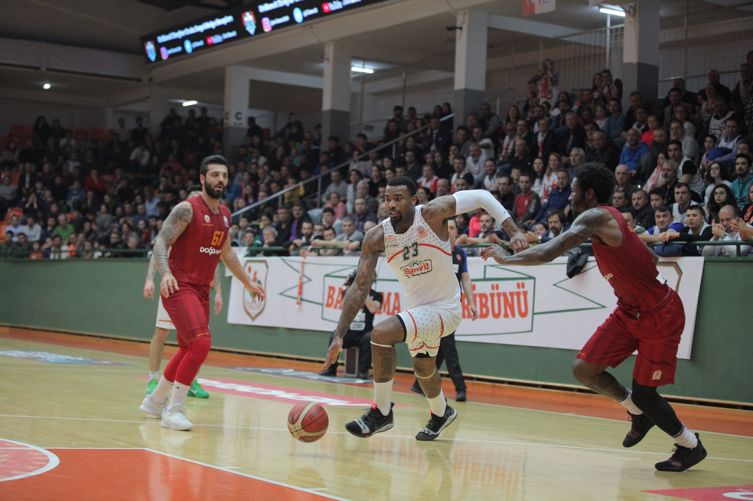 Banvit BK Seyircisi Önünde Bahçeşehir Koleji'nin Karşısında_Foto1
