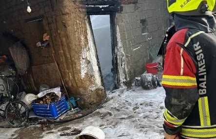 Ayvalık’ta Depo Yangını İtfaiye Ekiplerinin Müdahalesiyle Kontrol Altına Alındı