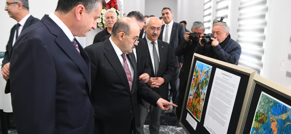 bandirmali-ogrenci-prestijli-odulunu-ustaoglundan-alarak-gururlandirdi-82839-sih5se