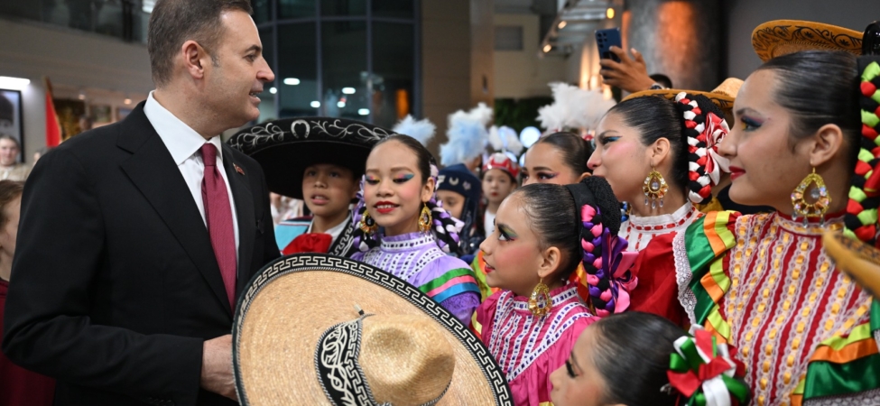 Balıkesir'de Çocuk Şenliği: Başkan Akın'dan Çok Dilde Karşılama