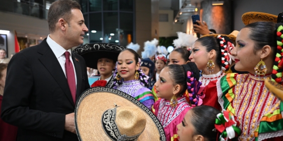 Balıkesir’de Çocuk Şenliği: Başkan Akın’dan Çok Dilde Karşılama