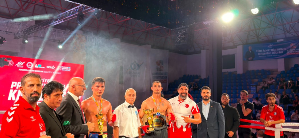 Altın Yumruk’tan Bandırma’ya profesyonel kick boks şampiyonluk kemeri